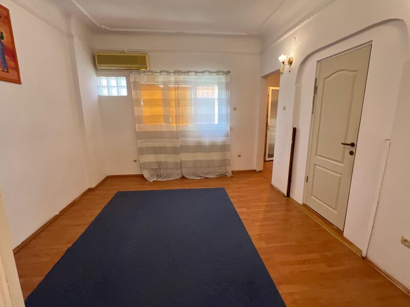 Calarasilor- Piata Muncii, vila 8 camere singur curte si teren 197 mp,