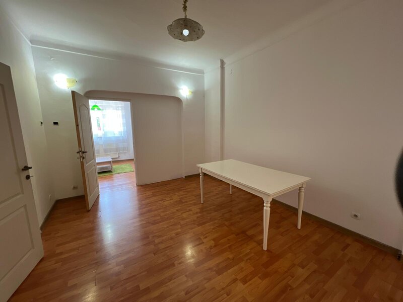 Calarasilor- Piata Muncii, vila 8 camere singur curte si teren 197 mp,